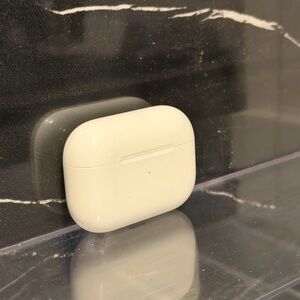 Apple AirPods Charging Case